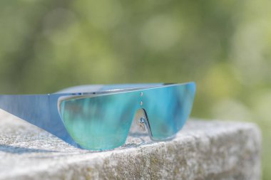 Özel tasarım güneş gözlüğü çekimi bir yaz günü yakın planda. Seçici Odaklanma.