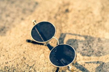 Güneşli bir günde siyah lensli Steampunk güneş gözlükleri dışarıda çekiliyor. Seçici Odaklanma