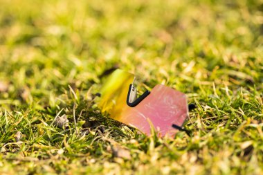 Pembe lensli fütüristik güneş gözlüklü model yakın çekim dışında bir yaz günü güneşi yansıtıyor. Seçici odak 