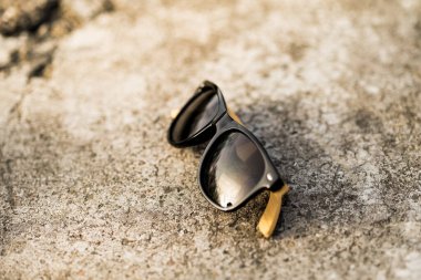 Siyah lensli klasik güneş gözlüğü modeli. Yaratıcı açık hava çekimlerinde kullanılıyor. Seçici odak