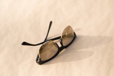 Güneşli bir günde açık havada çekim yapan kadınlar için güneş gözlüğü modeli. Seçici Odaklanma