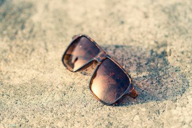 Güneşli bir günde güneş gözlüğü mankeni çekimi. Seçici Odaklanma