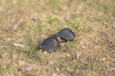 Siyah lensli klasik güneş gözlüğü modeli dışarıda çekiliyor. Seçici odak