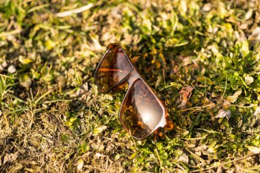 Güneşli bir günde güneş gözlüğü modelinin çekimleri yakın planda. Seçici Odaklanma