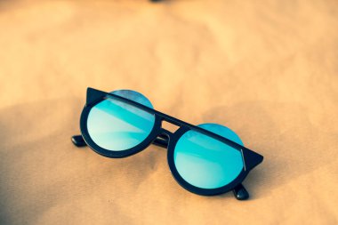 Özel tasarımı olan bayanlar için büyük mavi lensli güneş gözlüğü özel maketi yakın çekim. Seçici odak 