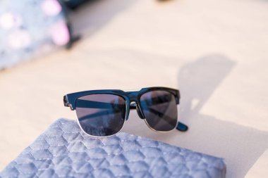 Kapanış gününde siyah lensli ve siyah çerçeveli klasik güneş gözlüğü modeli. Seçici odak