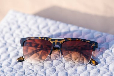 Kahverengi lensli ve çerçeveli klasik güneş gözlüğü mankeni yaz günü yakın planda. Seçici odak