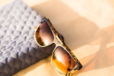 Kahverengi lensli ve çerçeveli klasik güneş gözlüğü mankeni yaz günü yakın planda. Seçici odak