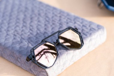 Gelecekçi havacı güneş gözlüğü modeli. Büyük pembe lensleri var. Bir yaz günü dışarıda yakın çekim yapıyorlar. Seçici odak