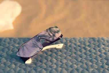 Özel tasarım pembe lensli güneş gözlükleri bir yaz günü yakın planda dışarıda çekiliyor. Seçici Odaklanma.