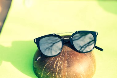 Güneşli bir yaz gününde gümüş lensli siyah güneş gözlüğü klasik tasarımı. Seçici Odaklanma