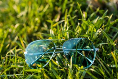 Havacı güneş gözlüğü mankeni. Büyük yeşil lensli. Kapalı bir yaz gününde erkekler için. Seçici odak