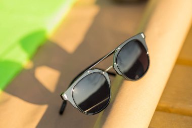 Siyah gözlüklü klasik tasarım, kapanış gününde siyah lensler ve siyah çerçeveli çekim. Seçici Odaklanma