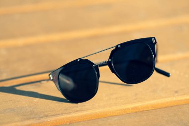 Siyah gözlüklü klasik tasarım, kapanış gününde siyah lensler ve siyah çerçeveli çekim. Seçici Odaklanma