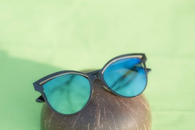 Kedi Gözlü Güneş Gözlüğü çok özel tasarımı olan ve mavi lensli kadınlar için yaz günü dışarıda çekim yapan modeller. Seçici odak 