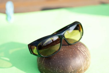 Sarı lensli güneş gözlükleri araba sürmek için özel. Bir yaz günü dışarıda yakın çekim yap.