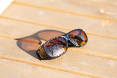 Sarı lensli güneş gözlükleri araba sürmek için özel. Bir yaz günü dışarıda yakın çekim yap.