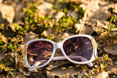 Güneş gözlüklü beyaz model özel tasarım çekimleri olan kadınlar için bir yaz günü dışarıda. Seçici odak 