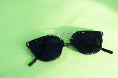 Siyah gözlüklü klasik tasarım, kapanış gününde siyah lensler ve siyah çerçeveli çekim. Seçici Odaklanma