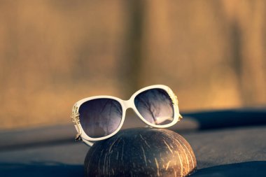 Güneşli bir günde dışarıda özel tasarım çekimi olan kadınlar için güneş gözlüğü beyaz modeli. Seçici odak 