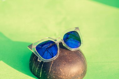 Bir yaz günü güneşi yansıtan mavi lensli fütüristik güneş gözlüklü özel model açık havada çekim yapıyor. Seçici odak