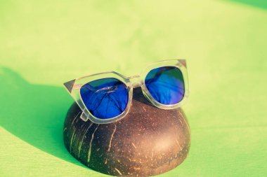Bir yaz günü güneşi yansıtan mavi lensli fütüristik güneş gözlüklü özel model açık havada çekim yapıyor. Seçici odak
