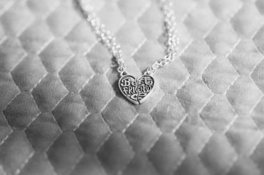 En iyi arkadaş kolyesi kapanış gününde dışarıda çekilen iki kolyeden oluşur. Seçici Odaklanma