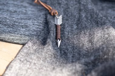 Güneşli bir günde yakın planda kolye okuyla gümüş renkli fotoğraf çekimi. Seçici Odaklanma