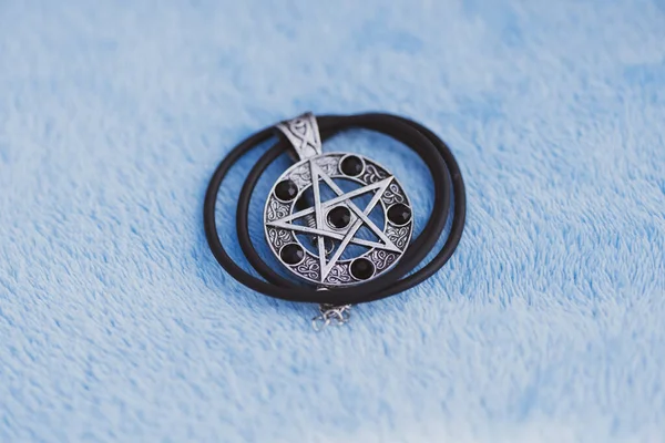 Kolye sihirli pentagram kolye gümüş ve siyah renkli paslanmaz çelik atış Bir yaz günü kapalı. — Stok fotoğraf