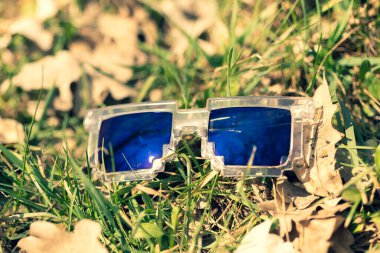 Mavi lensler, güneş gözlüğü modelinin yakın plan çekimleri. Seçici odak