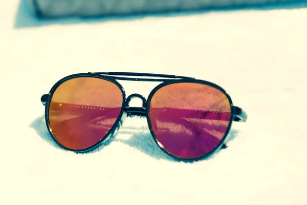 El diseño del aviador de gafas de sol con lentes grandes dispara afuera en un primer plano de día de verano. Enfoque selectivo — Foto de Stock