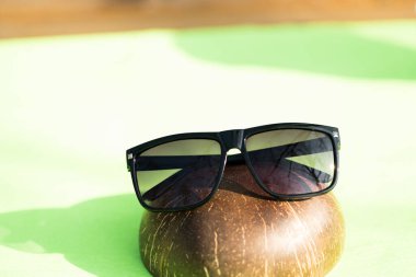 Siyah lensli ve siyah çerçeveli kadınlar ve erkekler için klasik güneş gözlüğü tasarımı. Kapanış yazında dışarıda çekilecek. Seçici odak