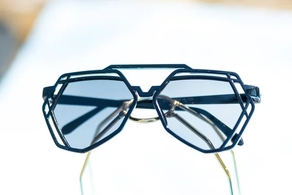 Futuristický design slunečních brýlí s velkými černými čočkami detailní záběr ven v letním dni. Selektivní zaměření — Stock fotografie