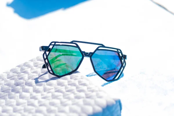 Futuristisches Sonnenbrillen-Design mit großen grünen Gläsern, die an einem Sommertag draußen schießen. Selektiver Fokus — Stockfoto