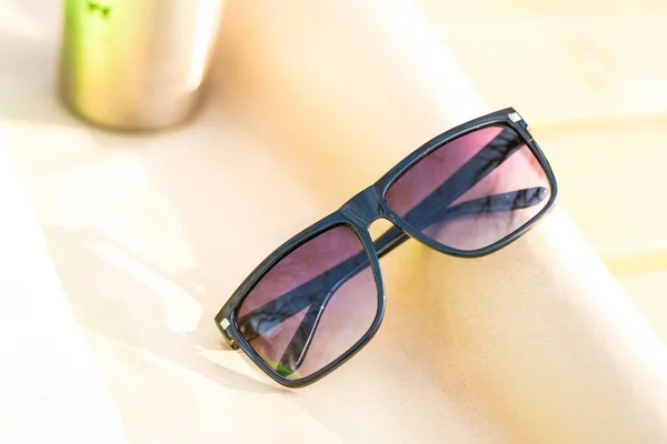 Classic Sunglasses design for men and ladies with black lenses and black frame shoot outside in a summer day closeup. Selective focus — Stock Photo, Image