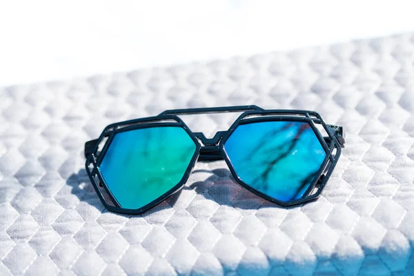 夏の日の外で大きな緑のレンズのクローズアップ撮影と未来的なサングラスのデザイン。選択的焦点 — ストック写真