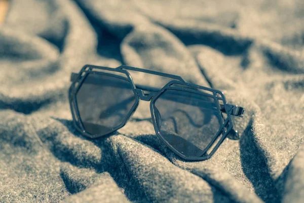 Futuristisches Sonnenbrillen-Design mit großen schwarzen Gläsern, die an einem Sommertag im Freien fotografiert werden. Selektiver Fokus — Stockfoto