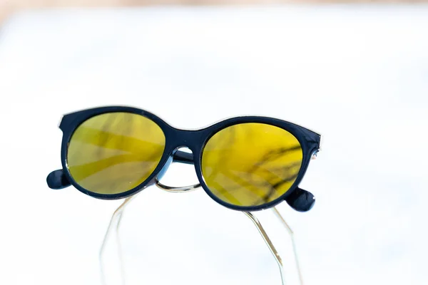 Lunettes de soleil oeil de chat de mode pour dames avec de grandes lentilles rondes jaunes et cadre noir tirer à l'extérieur dans un gros plan journée ensoleillée. Concentration sélective — Photo