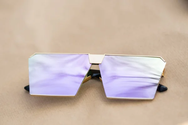Modelo de gafas de sol sobredimensionadas con lentes planas rosadas que disparan afuera en un primer plano de día soleado. Enfoque selectivo —  Fotos de Stock