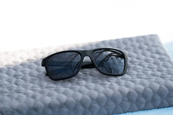 Κλασικό Sunglasses σχεδιασμό με μαύρους φακούς και μαύρο πλαίσιο πυροβολούν έξω σε μια ηλιόλουστη μέρα. Επιλεκτική εστίαση — Φωτογραφία Αρχείου