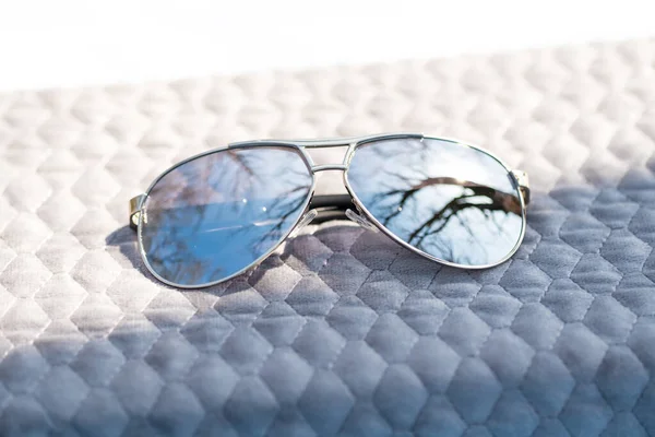 Aviador modelo de óculos de sol com grandes lentes de prata atirar fora em um dia ensolarado closeup. Foco seletivo — Fotografia de Stock