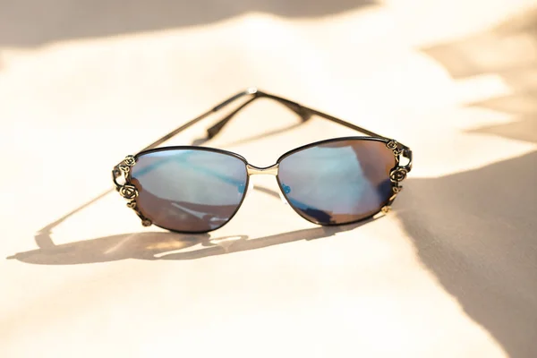 Moda modelo de óculos de sol com lentes grandes para senhoras com um desenho especial atirar fora em um dia ensolarado. Foco seletivo — Fotografia de Stock