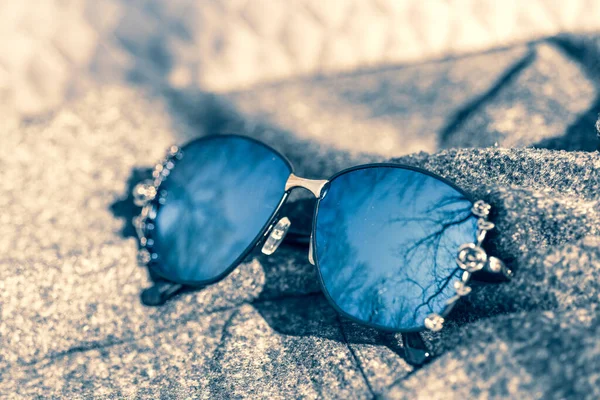 Modelo de gafas de sol de moda con lentes grandes para damas con un diseño especial disparar al aire libre en un día soleado. Enfoque selectivo — Foto de Stock