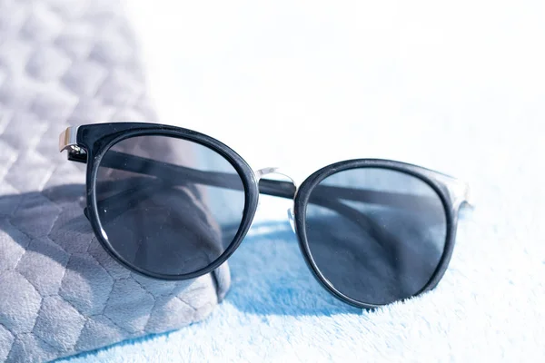 Klassisches Sonnenbrillenmodell für Damen mit schwarzen runden Gläsern, die bei schönem Wetter im Freien fotografieren. Selektiver Fokus — Stockfoto