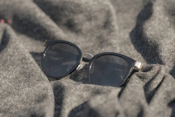 Classico modello di occhiali da sole per le donne con lenti rotonde nere sparare all'esterno in una giornata di sole primo piano. Focus selettivo — Foto Stock