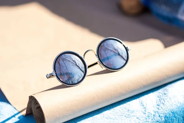 은색 렌즈가 달린 전형적 인 선글라스 디자인은 화창 한 여름옷을 입은 날 촬영된다. 선택적 인 초점 — 스톡 사진