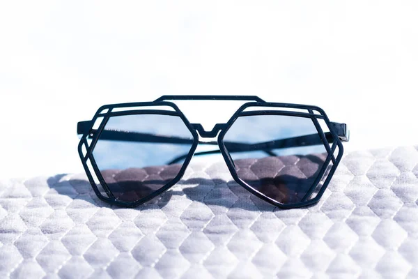 Futurystyczne okulary przeciwsłoneczne o specjalnej konstrukcji i duże czarne soczewki zbliżenie strzelać na zewnątrz w letni dzień. Skupienie selektywne — Zdjęcie stockowe