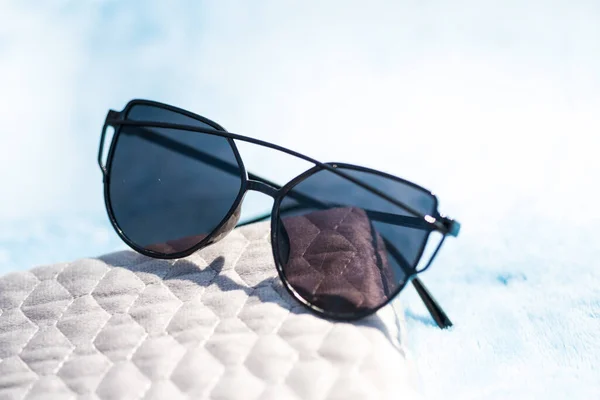 Okulary przeciwsłoneczne Cat eye specjalny design z dużymi czarnymi soczewkami i czarną ramką dla pań strzelać w słoneczny dzień. Skupienie selektywne — Zdjęcie stockowe