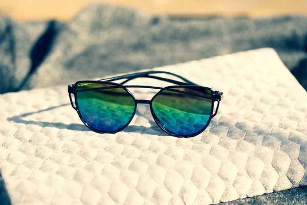 Gafas de sol Cat eye modelo especial con lentes de colores y montura negra en un primer plano de día soleado. Enfoque selectivo — Foto de Stock
