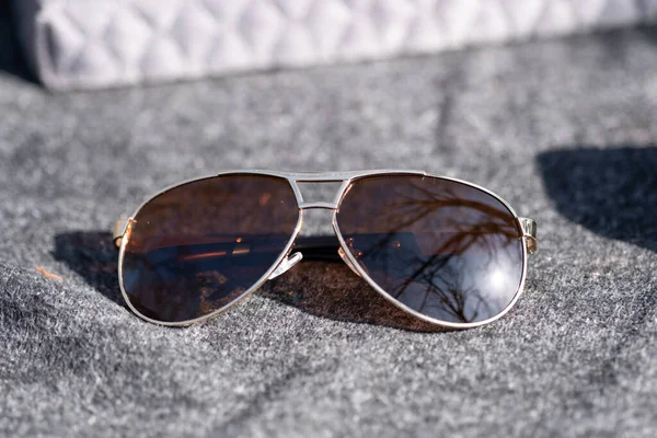 Modelo de gafas de sol Aviator con lentes marrones grandes disparan afuera en un primer plano de día de verano. Enfoque selectivo —  Fotos de Stock